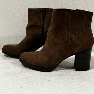 6.5 Stacked heel boots in beautiful brown color